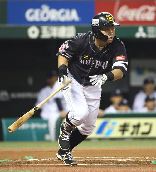 西武対ソフトバンク　1回表ソフトバンク2死一、三塁、中村晃は先制の右前適時打を放つ（撮影・栗木一考）