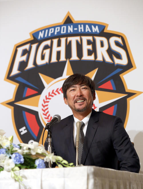 笑顔で就任会見に臨む日本ハム小笠原ヘッドコーチ兼打撃コーチ（撮影・佐藤翔太）