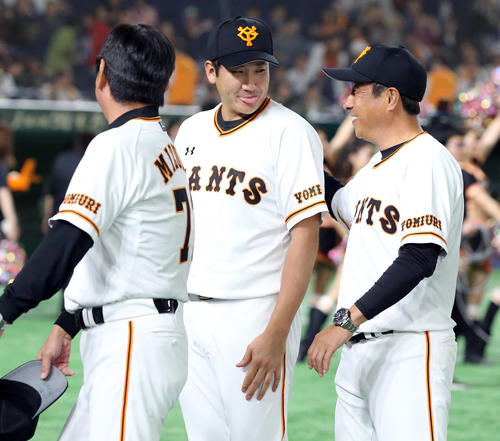 巨人菅野（中央）と宮本コーチ（右）（2019年6月9日撮影）