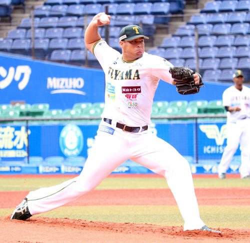 ロッテの入団テストで力投するBC富山のフローレス（撮影・久永壮真）