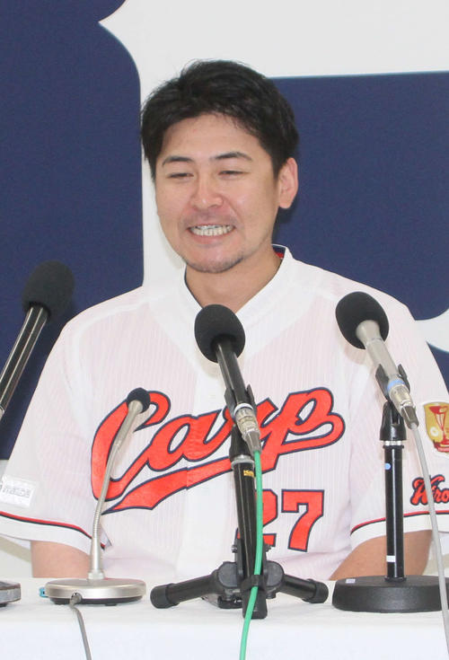 マツダスタジアムで会見し、広島残留を発表する会沢