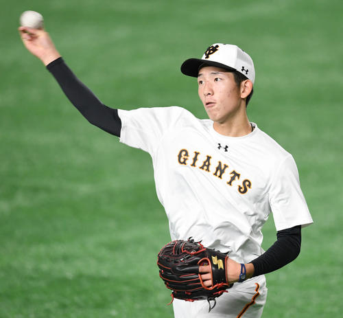 巨人対阪神　試合前、キャッチボールで調整する巨人戸郷（撮影・山崎安昭）