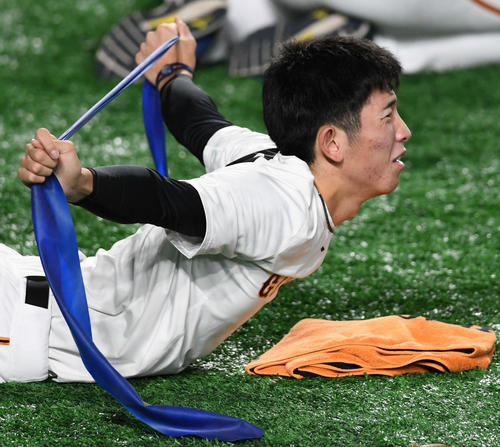 巨人対阪神　試合前、ゴムを使ってトレーニングする巨人戸郷（撮影・山崎安昭）