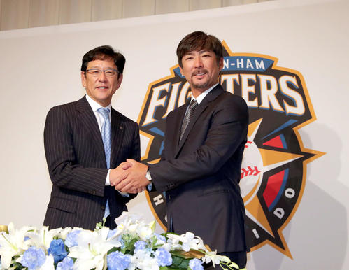 日本ハム栗山監督と笑顔で握手を交わす小笠原ヘッド兼打撃コーチ（右）（撮影・佐藤翔太）