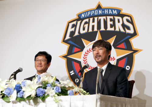 就任会見に臨む日本ハム小笠原ヘッド兼打撃コーチ（右手前）と栗山監督（撮影・佐藤翔太）