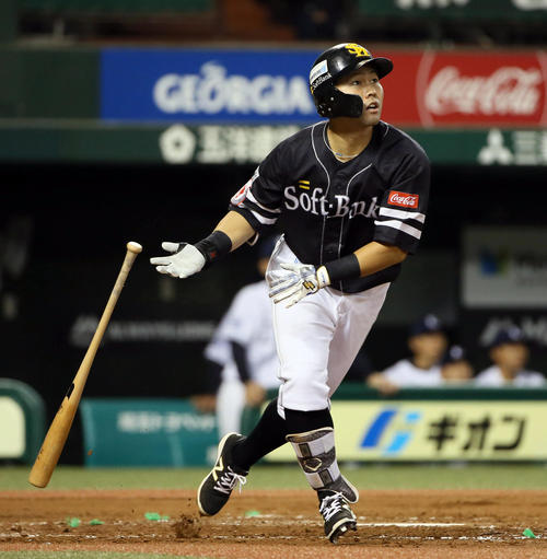 西武対ソフトバンク　3回表ソフトバンク無死二塁、中村晃は右越えに2点本塁打を放つ（撮影・栗木一考）