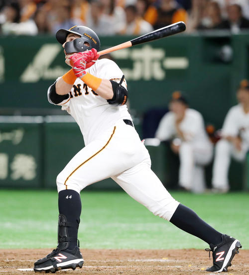 巨人対阪神　4回裏巨人無死二塁、アレックス・ゲレーロは左越え2点本塁打を放つ（撮影・加藤哉）