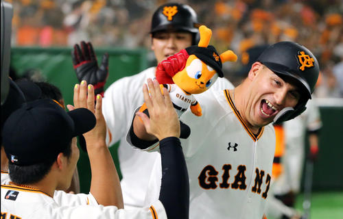 4回裏巨人無死二塁、左越え2点本塁打を放ち雄たけびを上げながらナインとタッチを交わすゲレーロ（撮影・垰建太）