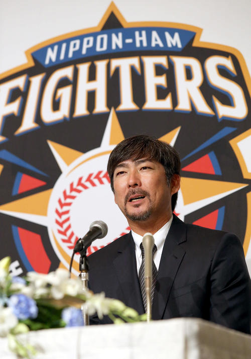 就任会見に臨む日本ハム小笠原ヘッド兼打撃コーチ（撮影・佐藤翔太）