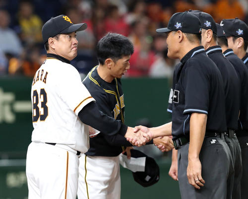 巨人対阪神　試合前、巨人原監督（左）は阪神矢野監督（中央）、審判団と気合いの入った表情で握手を交わす（撮影・垰建太）