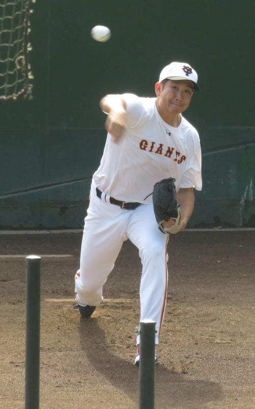 ジャイアンツ球場の屋外ブルペンで投球練習を行う巨人菅野
