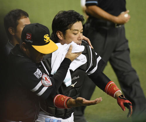 4回裏西武2死一塁、メヒアの打球を追いネット裏のフェンスに激突し、顔をタオルで覆ってベンチに下がる捕手の高谷（撮影・今浪浩三）