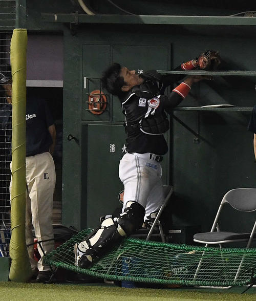 西武対ソフトバンク　4回裏西武2死一塁、打者メヒアの邪飛を追って三塁ベンチ脇の棚に激突し、流血する捕手高谷（撮影・鈴木みどり）