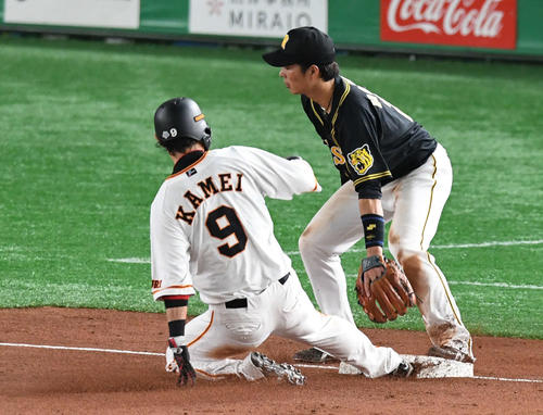 巨人対阪神　5回裏巨人1死一、二塁、亀井（左）は重盗となる三塁盗塁を決める。三塁手北條（撮影・山崎安昭）