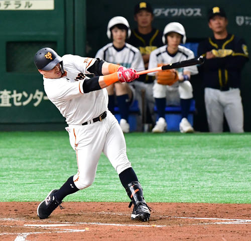 巨人対阪神　4回裏巨人無死二塁打、左越え2点本塁打を放つゲレーロ（撮影・清水貴仁）