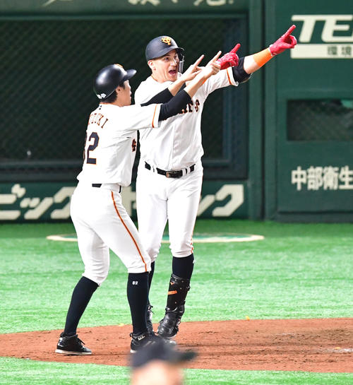 巨人対阪神　4回裏巨人無死二塁打、左越え2点本塁打を放ち鈴木尚広コーチ（左）とポーズをみせるゲレーロ（撮影・清水貴仁）