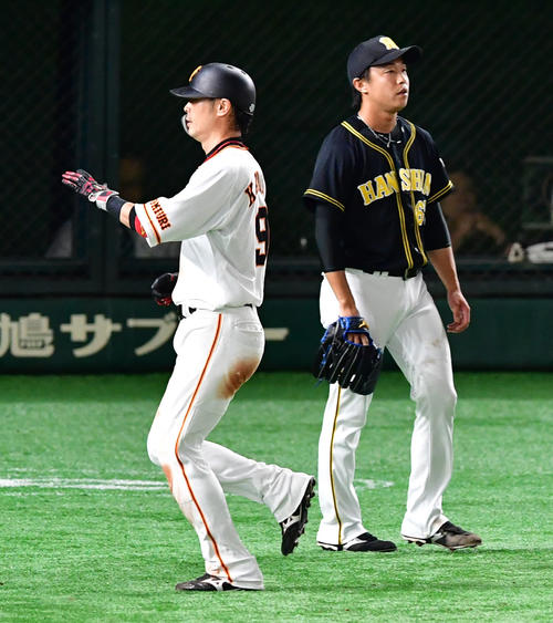 巨人対阪神　5回裏巨人1死二、三塁、丸佳浩の左犠飛で失点する島本浩也（撮影・清水貴仁）