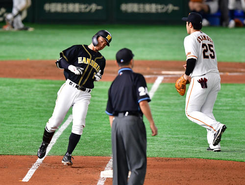 巨人対阪神　8回表阪神2死、三飛に倒れる代打鳥谷（撮影・清水貴仁）