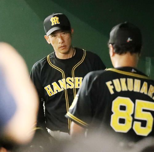 巨人対阪神　8回表を終え、選手交代を告げた矢野燿大監督（撮影・加藤哉）