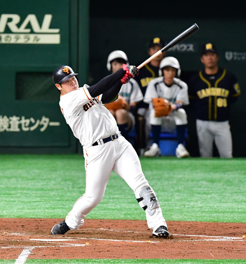 巨人対阪神　4回裏巨人無死、左中間へ二塁打を放つ岡本（撮影・清水貴仁）
