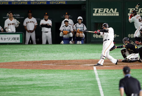 巨人対阪神　5回裏巨人2死二塁、岡本は右前適時打を放つ（撮影・浅見桂子）
