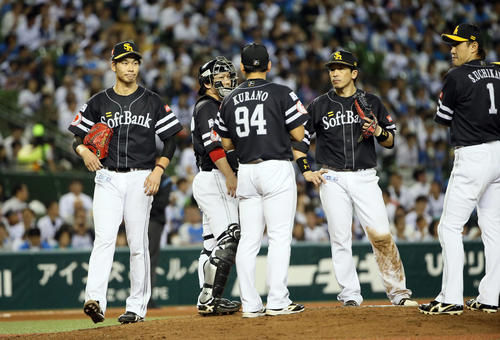 西武対ソフトバンク　5回途中3失点で降板する武田（左）（撮影・栗木一考）