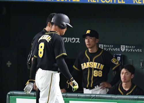 巨人対阪神　9回表阪神2死、右足に死球を食らって交代する福留（左）。中央は矢野監督（撮影・山崎安昭）