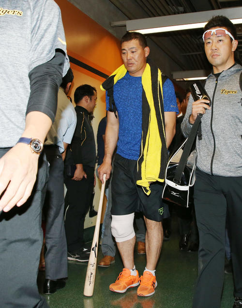 巨人対阪神　福留は死球を受けた右膝にサポーターを巻いて引き揚げる（撮影・加藤哉）