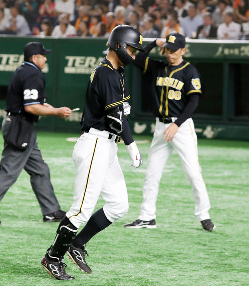 巨人対阪神　8回表阪神2死、代打鳥谷は三飛を打ち上げベンチへ引き揚げる、右は矢野監督（撮影・加藤哉）