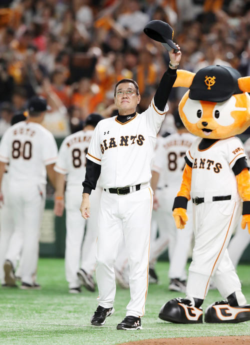 巨人対阪神　阪神に連勝しスタンドにあいさつする原監督（撮影・加藤哉）