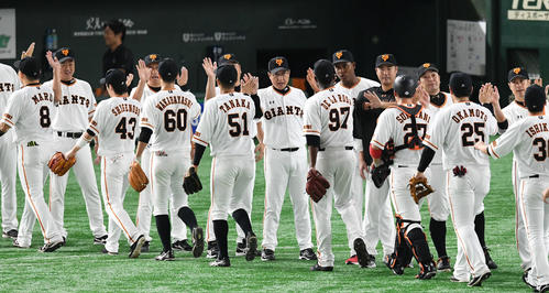 巨人対阪神　日本シリーズ進出へ王手の巨人原監督（中央）は表情を引き締めてタッチをかわす（撮影・山崎安昭）