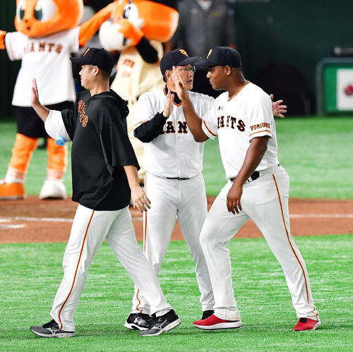 巨人対阪神　勝利投手のメルセデス（右）とタッチを交わす原監督（撮影・清水貴仁）