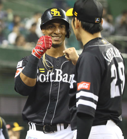 西武対ソフトバンク　6回表ソフトバンク2死、グラシアルは左越えにソロ本塁打を放ちベンチ前で石川柊太（右）とタッチ