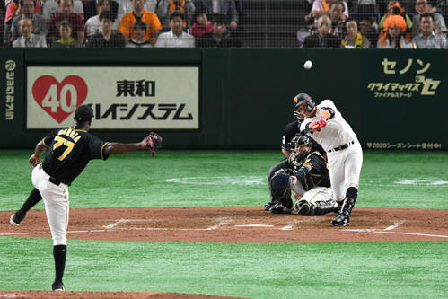 巨人対阪神　4回裏巨人無死二塁、ゲレーロは左越え2点本塁打を放つ。投手ガルシア（撮影・山崎安昭）