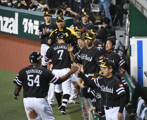 西武対ソフトバンク　3回表ソフトバンク無死二塁、中村晃は右越えに2点本塁打を放ち、デスパイネも工藤監督らナインに迎えられる（撮影・今浪浩三）