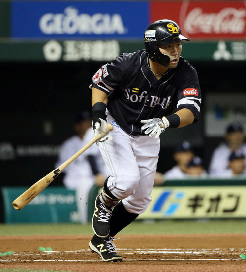 西武対ソフトバンク　1回表ソフトバンク2死一、三塁、中村晃は先制の右前適時打を放つ（撮影・栗木一考）
