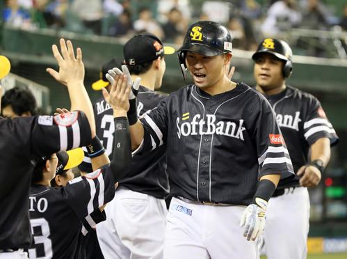西武対ソフトバンク　3回表ソフトバンク無死二塁、中村晃は右越えに2点本塁打を放ちベンチ前でナインの出迎えを受ける（撮影・栗木一考）