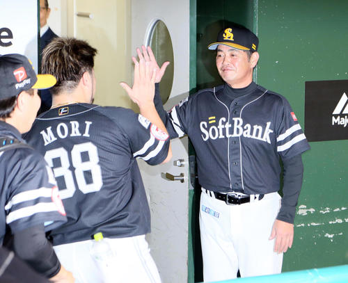 西武対ソフトバンク　森（左）を出迎える工藤監督（撮影・栗木一考）