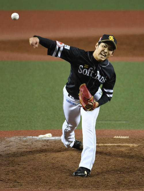 西武対ソフトバンク　5回途中、3番手で登板するソフトバンク石川（撮影・今浪浩三）