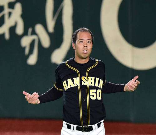 巨人対阪神　試合前、ウオーミングアップする青柳（撮影・清水貴仁）