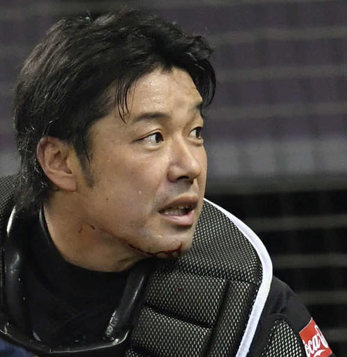西武対ソフトバンク　4回裏西武2死、メヒアの飛球を捕球しようとした捕手高谷裕亮が壁に激突。あごを負傷する（撮影・たえ見朱実）