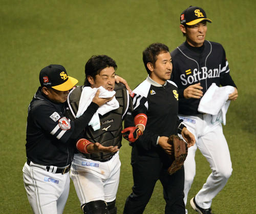 西武対ソフトバンク　4回裏西武2死一塁、メヒアの打球を追い棚状の設備に衝突し負傷した高谷（左から2人目）はベンチへ引き揚げる（撮影・滝沢徹郎）