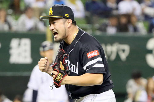 西武対ソフトバンク　9回裏西武2死一塁、山川穂高を遊ゴロに仕留め喜ぶソフトバンク森唯斗（撮影・栗木一考）
