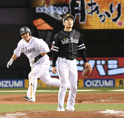 西武対ソフトバンク　5回裏西武2死三塁、中村に中適時二塁打を浴びる石川（撮影・鈴木みどり）