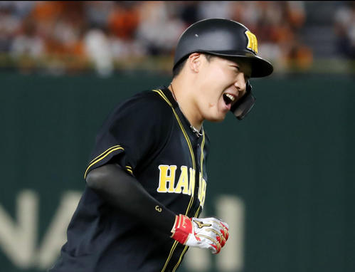 9回表阪神無死、大山は右越え本塁打を放ち笑顔を見せる（撮影・加藤哉）