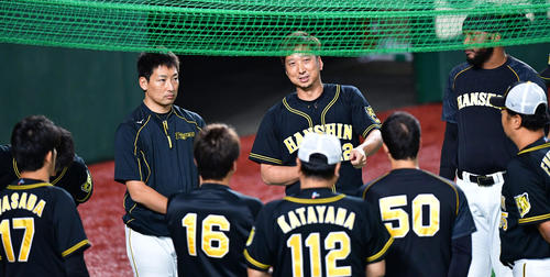 試合前練習で投手陣を前に話す藤川球児（撮影・清水貴仁）