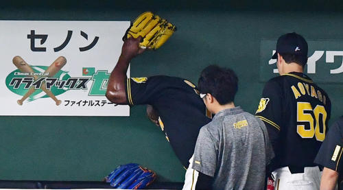 3回に登板も巨人に逆転を許しベンチでグラブをたたきつけるガルシア（撮影・清水貴仁）