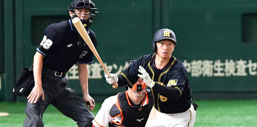巨人対阪神　5回表阪神2死満塁、右翼線へ走者一掃の逆転適時三塁打を放つ近本光司（撮影・清水貴仁）＝2019年10月11日、東京ドーム