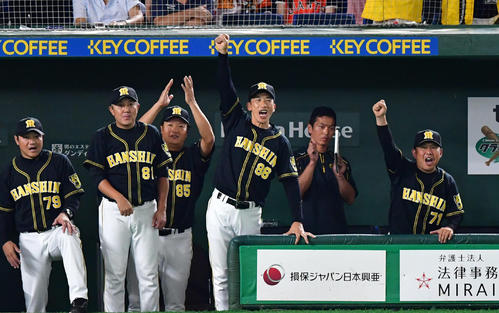 5回表阪神2死満塁、近本の走者一掃の逆転適時三塁打に右手を突き上げる矢野監督（撮影・清水貴仁）