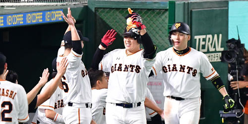 5回裏巨人無死一塁、左越え2点本塁打を放ち生還する岡本和真（撮影・清水貴仁）